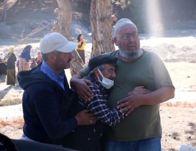 son-dakika-haberler-afyonkarahisarda-ogrenci-servisi-kaza-yapti-cok-sayida-olu-ve-yarali-var-1633947220697.jpg