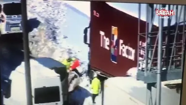 Karda kalan tırı böyle kurtardılar... Trafik Konileri ile karları temizlediler | Video