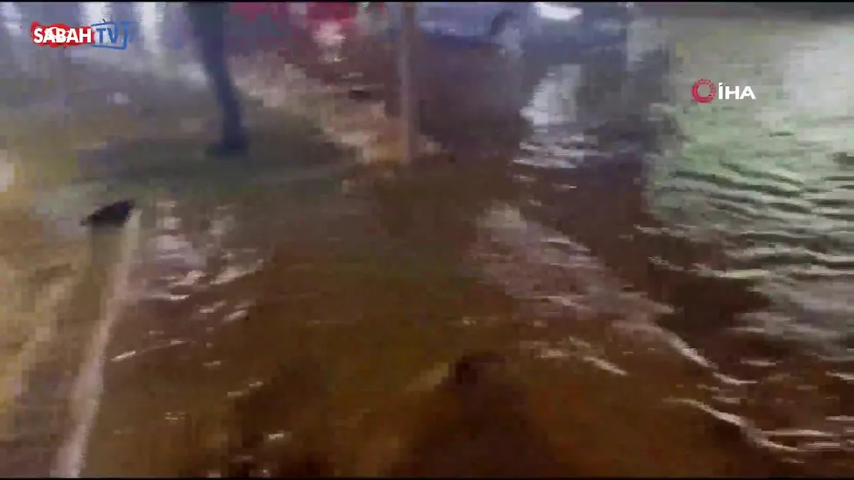 Hatay’da sağanak etkili oldu: Yollar göle döndü, otelin oto parkını su bastı videosunu izle Hatay’da sağanak etkili oldu: Yollar göle döndü, otelin oto parkını su bastı videosunu izle