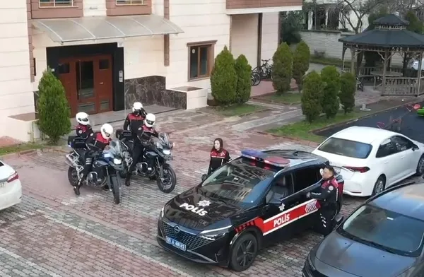 yunus-polisleri-sehidin-emanetini-yalniz-birakmadi-okulun-ikinci-donemine-unutulmaz-baslangic-1738584297259.jpg