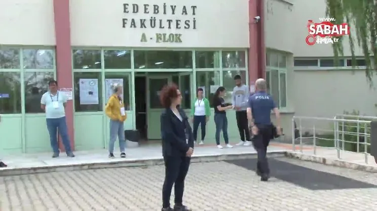 Rahat tavırları pes dedirtti! YKS'ye telefonla konuşarak girmeye çalıştı, sınav kağıdını unuttu | Video