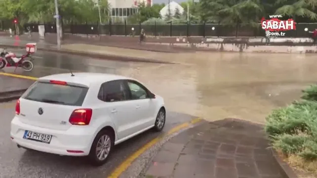 Ankara sular altında! Etkili sağanak yerini doluya bıraktı: Sokaklar dereye döndü, araçlar suya gömüldü | Video