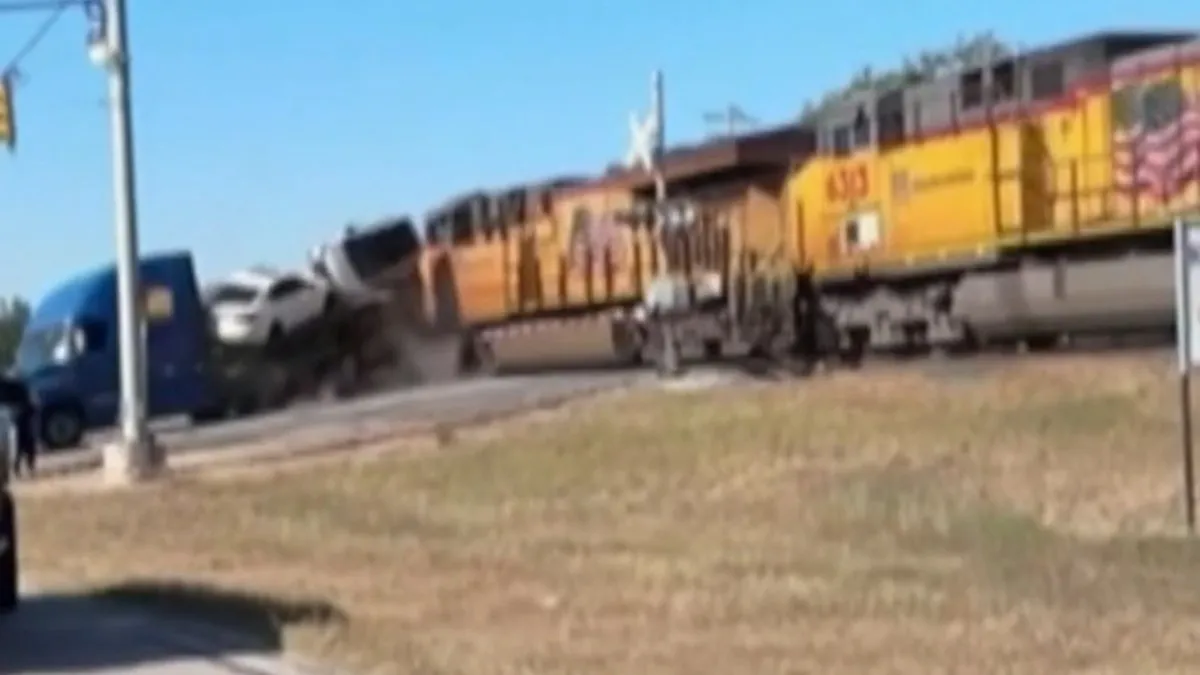 Hemzemin geçitte kabus: Tren tırı paramparça etti Hemzemin geçitte kabus: Tren tırı paramparça etti