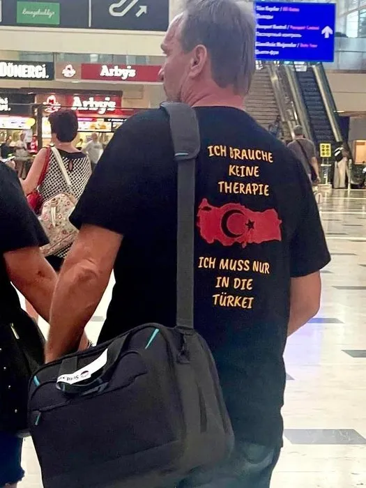 Türkiye turizmde rekor kırıyor: Alman turistin tişörtündeki mesaj dikkat çekti: Terapiye ihtiyacım yok, Türkiye’ye gideyim yeter!
