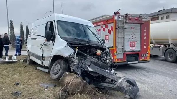 kutahyada-tir-ile-kamyonet-carpisti-1-olu-2-yarali-1742395381207.jpg