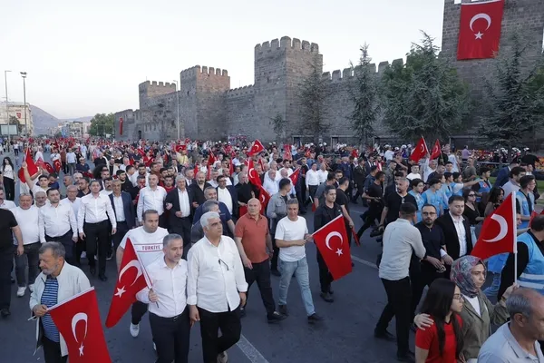 kayseride-15-temmuzun-10-yilinda-binlerce-kisi-meydanlara-gitti-1784146601525.jpg