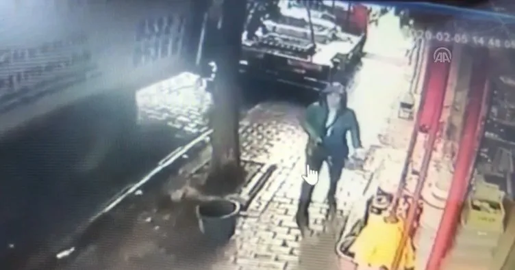 Bir kadının, nakliyecilerin düşürdüğü eşyanın altında kalmaktan son anda kurtulması kamerada