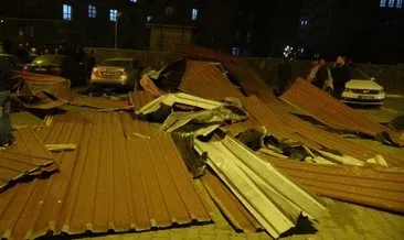 Bingöl'de şiddetli rüzgar etkili oldu! Çatılar uçtu, otomobiller zarar gördü #bingol