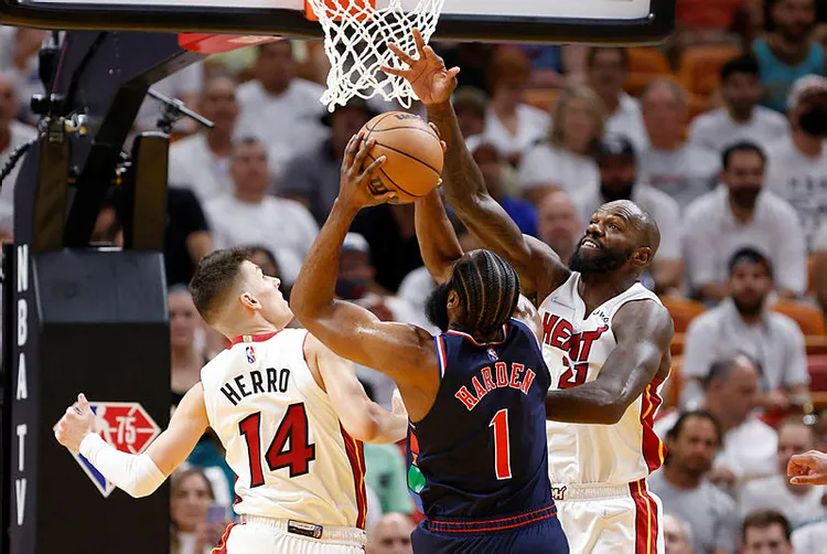miami-heat-ve-phoenix-suns-serilerinde-1-0-one-gecti-1651574790383.jpg