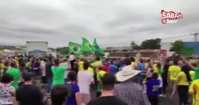 Brezilya’da yol kapatan Bolsonaro destekçilerinin arasına araç daldı | Video
