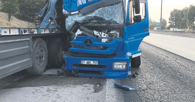 İki TIR’a çarpan kamyon hurdaya döndü