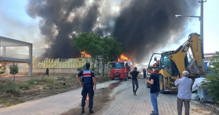 Uşak’ta tekstil fabrikasında yangın! Ekiplerin müdahalesi sürüyor