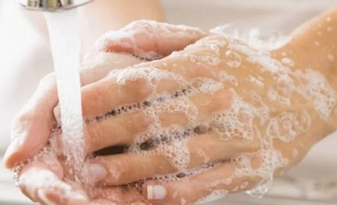 Bilim Kurulu Üyesi Prof. Tezer açıkladı! Günde 40 kez ellerime dezenfektan sıkıyorum