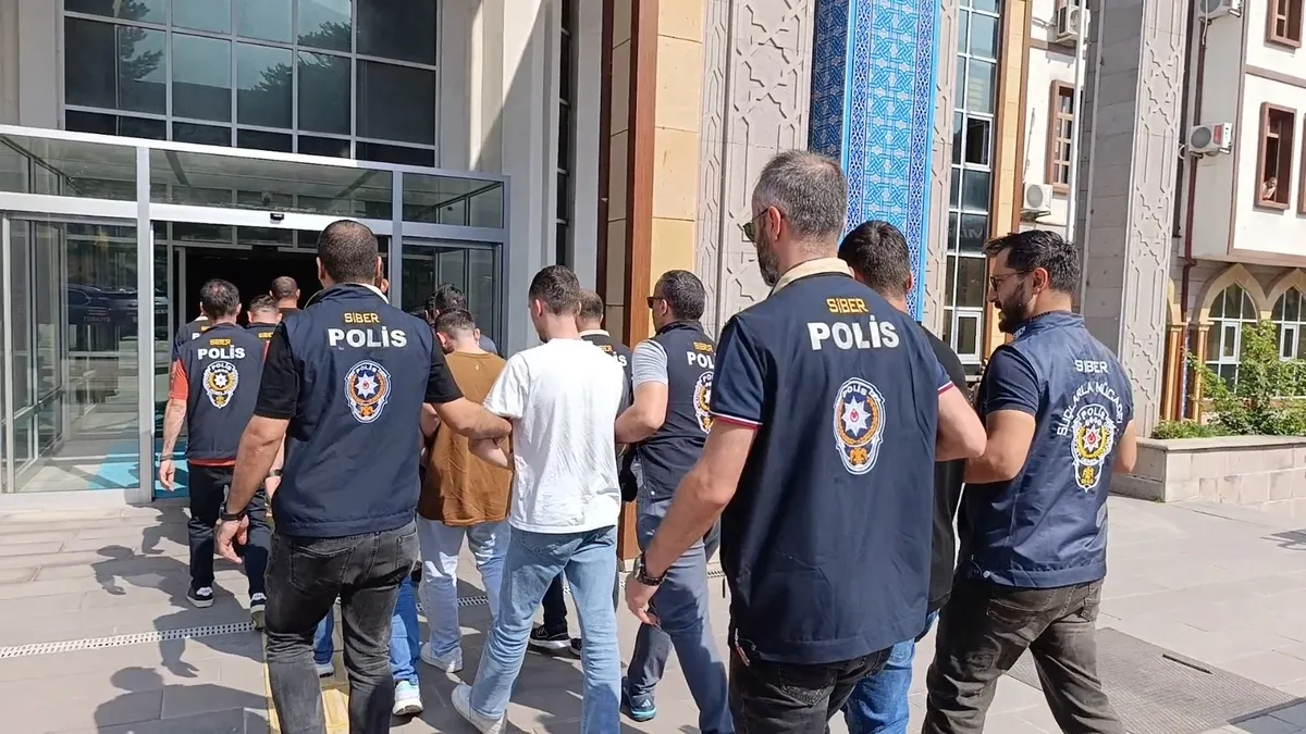 Amasya Siber Suçlarla Mücadele ekiplerinin düzenlediği operasyonda gözaltına alınan şüpheliler.