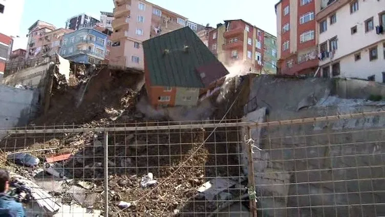 Son dakika: İstanbul’da bir bina çöktü