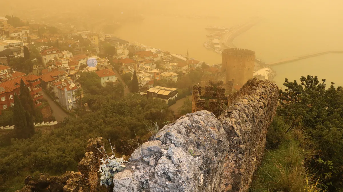 Gökyüzü renk değiştirdi: Görüntüler Antalya'dan! Kuzey Afrika'dan gelen… Gökyüzü renk değiştirdi: Görüntüler Antalya'dan! Kuzey Afrika'dan gelen…