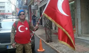 Sırtında Türk bayrağı ile Çanakkale’ye yürüyor