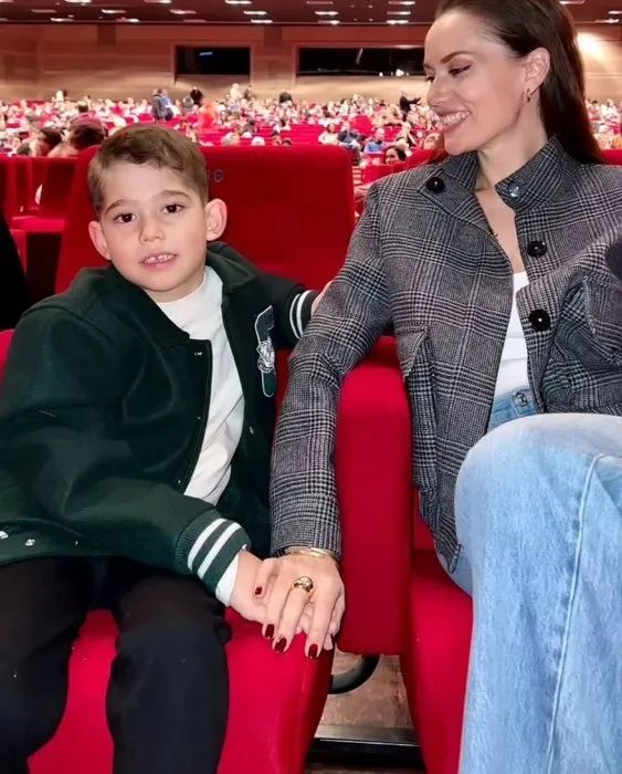 Küçük Prens Karan! Fahriye Evcen ile oğlu Karan’ın sinema keyfi... Anne-oğul böyle poz verdi!