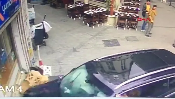 İstanbul Beyoğlu'nda kaldırımda yürüyenler saniyelerle kurtulduğu kaza kamerada