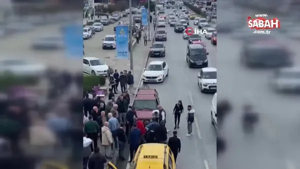 İzmir'de trafikteki laf dalaşı silahlı kavgaya döndü: 2 yaralı | Video