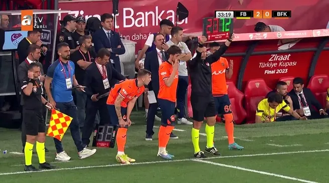 Caner Erkin'den olay hareket! Oyundan çıkarken formasını fırlattı...