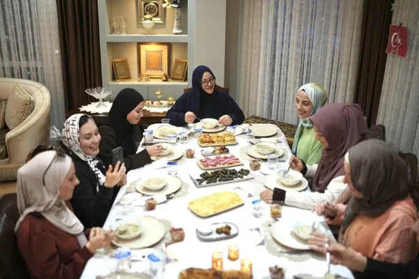 ispanyol-ve-guney-amerikali-musluman-kadinlar-turk-ailenin-iftar-sofrasinda-bulustu-1773573312819.jpg