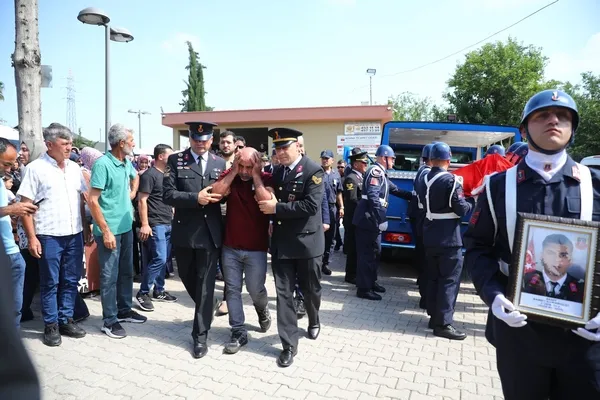 en-aci-veda-acili-baba-sehit-oglunun-tabutunu-optu-1782287609281.jpg