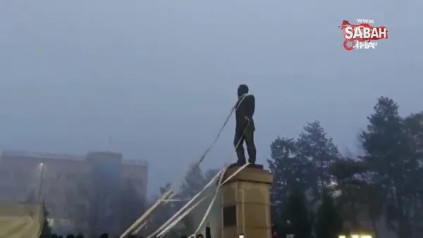 Kazakistan'da protestocular Nazarbayev'in heykelini yıkmaya çalıştı | Video