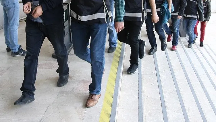 İzmir’de film gibi hırsızlık! Zırhlı araç şoförü 54 milyon TL ile kayıplara karıştı... Polis adreslerden çuval çuval para topladı!