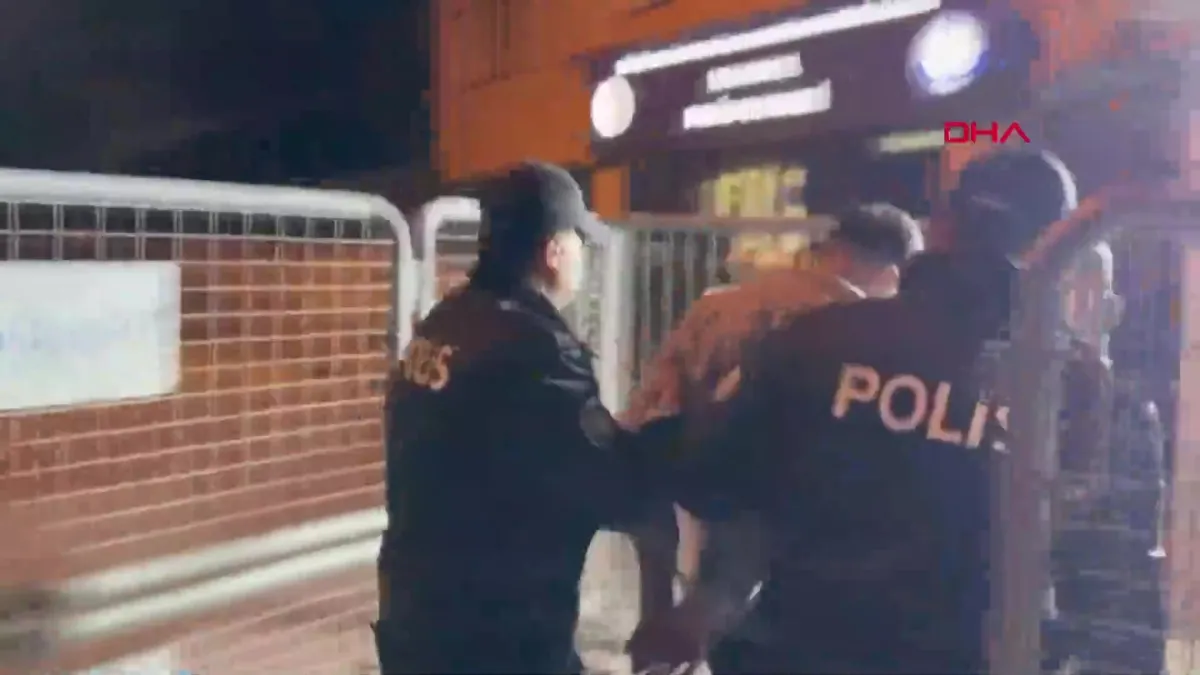 İstanbul Küçükçekmece'de havai fişek atan şüpheli gözaltına alındı | Video