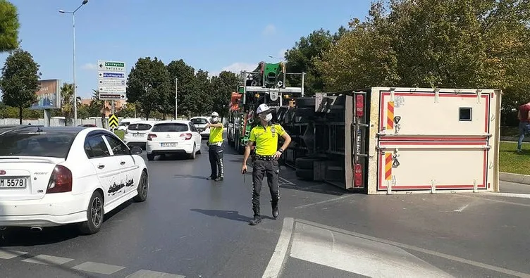 Bakırköy’de nakliye kamyonu devrildi