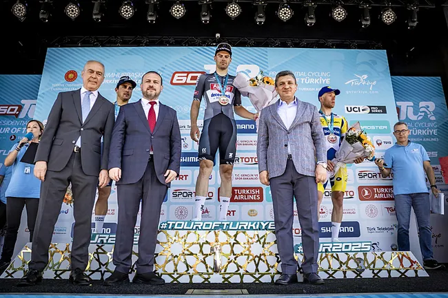 60-cumhurbaskanligi-turkiye-bisiklet-turu-antalya-antalya-etabini-simon-dehairs-kazandi-1745752971637.jpeg