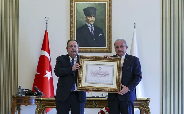 son-dakika-ysk-baskani-ahmet-yener-cumhurbaskani-mazbatasini-tbmm-baskani-mustafa-sentopa-verdi-1685624879157.jpg