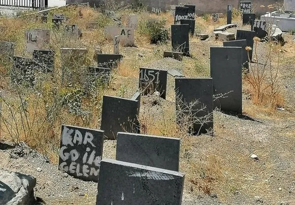 yalnizlarin-son-duragi-kimsesizler-mezarligi-1732977100222.jpeg