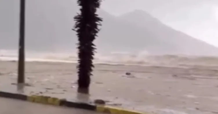 Antalya’da yağış ve fırtına hayatı olumsuz etkiledi