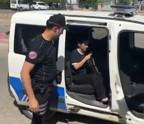 siirt-polisi-yksye-gec-kalan-ogrencileri-sinava-yetistirdi-1781964067437.jpg