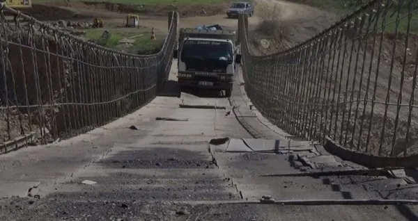 Tonlarca ağırlıktaki araçların geçtiği ahşap köprü