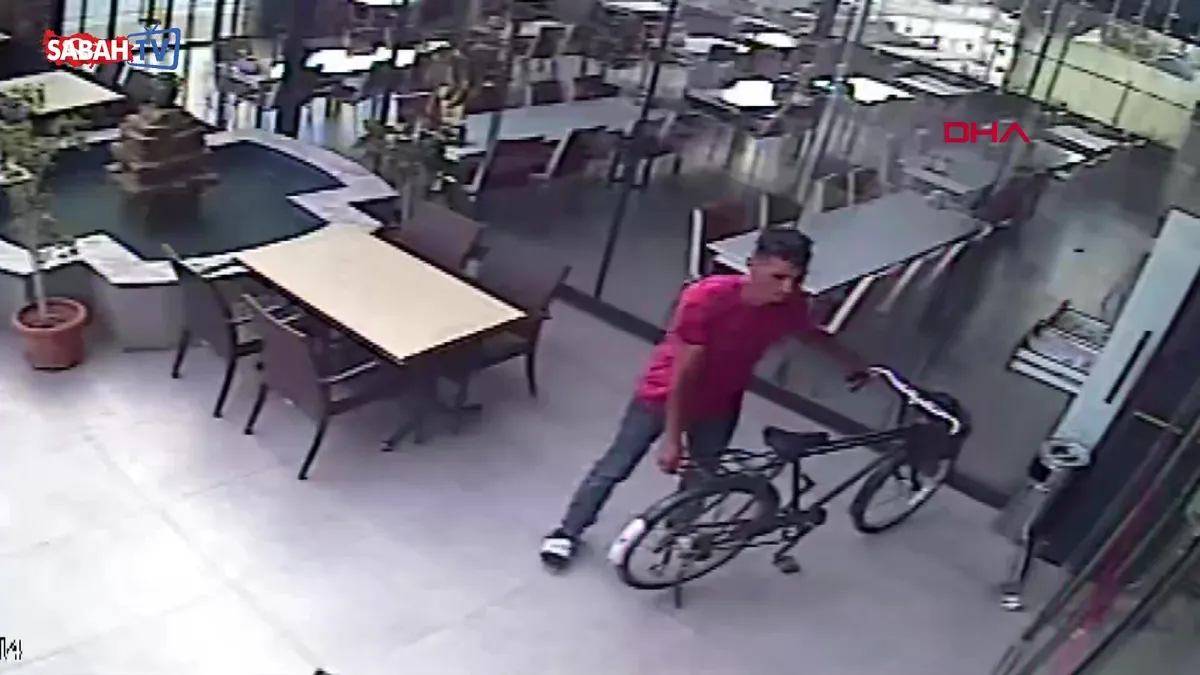 Tuvalet bahanesiyle girdiği restorandan cep telefonu çaldı! Hırsızlıktan iki ayrı suç kaydı olan şahıs tutuklandı | Video videosunu izle Tuvalet bahanesiyle girdiği restorandan cep telefonu çaldı! Hırsızlıktan iki ayrı suç kaydı olan şahıs tutuklandı | Video videosunu izle