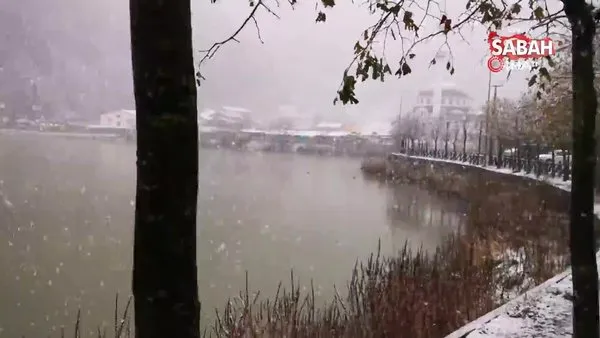 Uzungöl'e mevsimin ilk karı yağdı, göl çevresi beyaz örtüyle kaplandı | Video