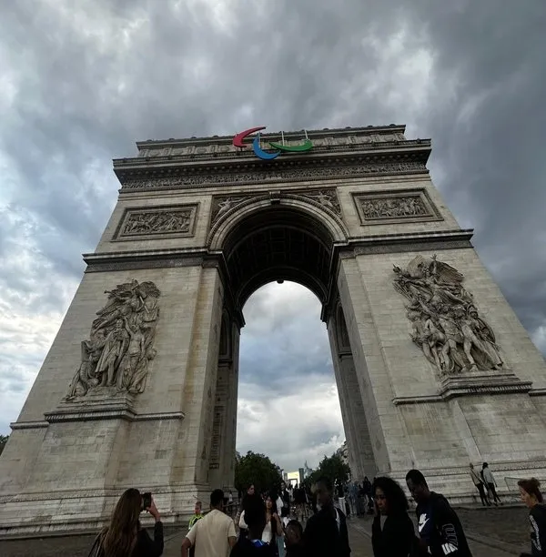 paris-celik-bariyerlerle-kaplandi-1721572617742.jpeg