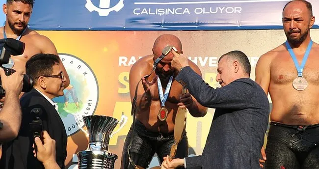 Sekapark Güreşleri’nin başpehlivanı Orhan Okulu oldu