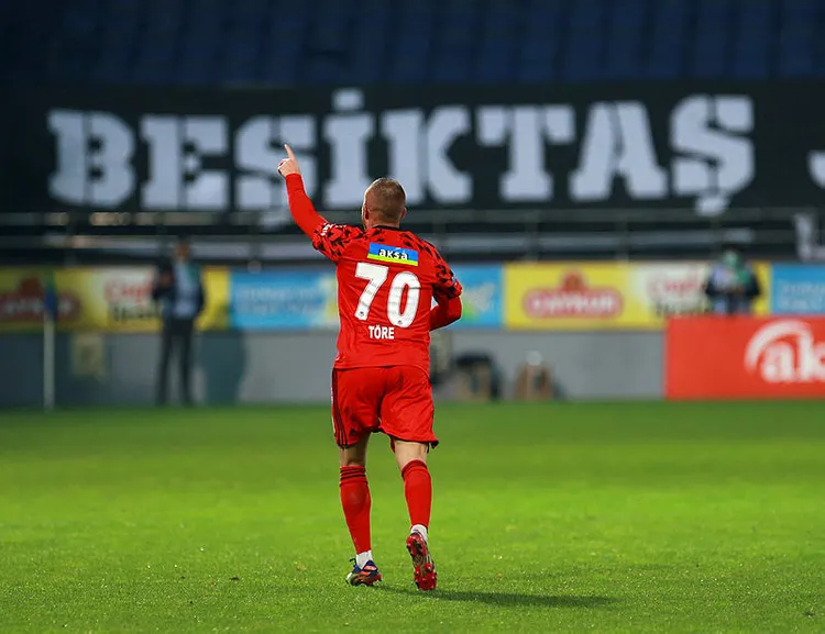 besiktas-gokhan-tore-yeni-sozlesme-imzaladi-1625315628073.jpg