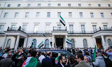 Suriye bayrağı Londra’da göndere çekildi