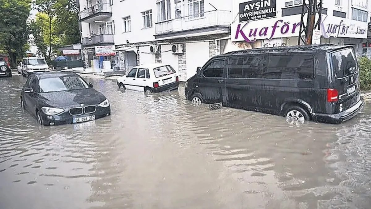 Şiddetli yağışlar İstanbul, Ankara ve diğer illerde su baskınına, yol çökmesine neden oldu
