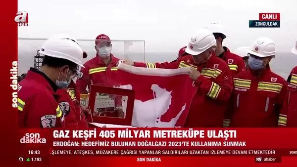 Cumhurbaşkanı Erdoğan'a Fatih Sondaj Gemisi'nde sürpriz 'Sancak' hediyesi | Video