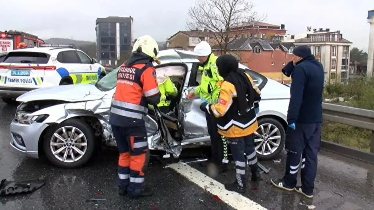 Yağışlı havada zincirleme kazalar meydana geldi Yağışlı havada zincirleme kazalar meydana geldi