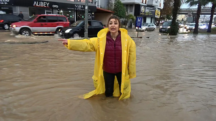 Antalya’da sağanak yağış sele neden oldu! Cadde ve sokaklar göle döndü: Mahsur kalan vatandaşları AFAD kurtardı