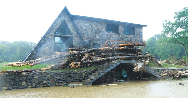Dereler taştı sokaklar göle döndü: 2 kişi öldü, 4 kişi aranıyor