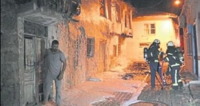 Antalya’da ahşap ev yandı ve çöktü