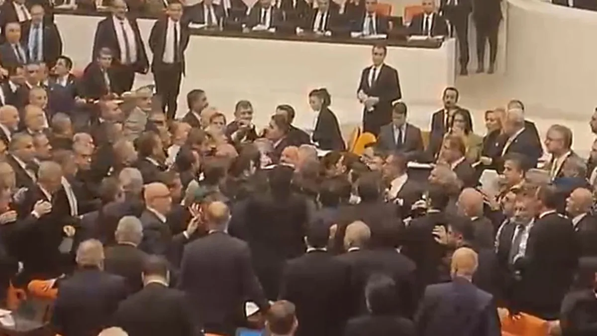 Bütçe görüşmelerinde ortalık karıştı! Vekiller yumruk yumruğa birbirine girdi